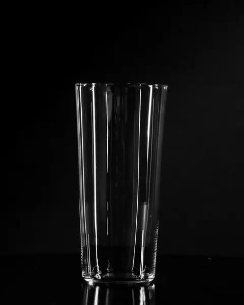 AIRIA Highball fra SVEV med et strøk PAINTZ Grønn, på svart bakgrunn